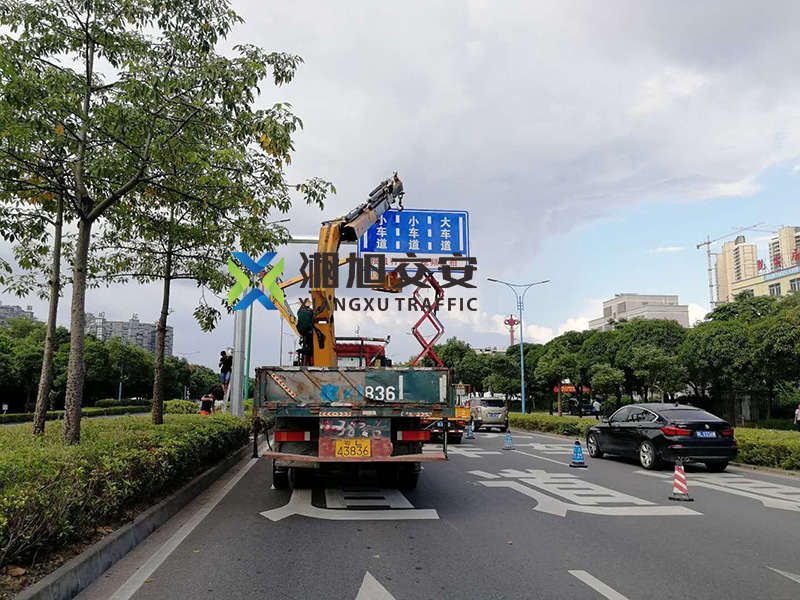 LED主动发光道路交通标志.jpg